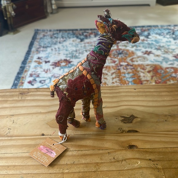 Portofino Home Boho Handcrafted Indian Paper Mache Sari Fabric Giraffe Figurine. - Picture 1 of 9